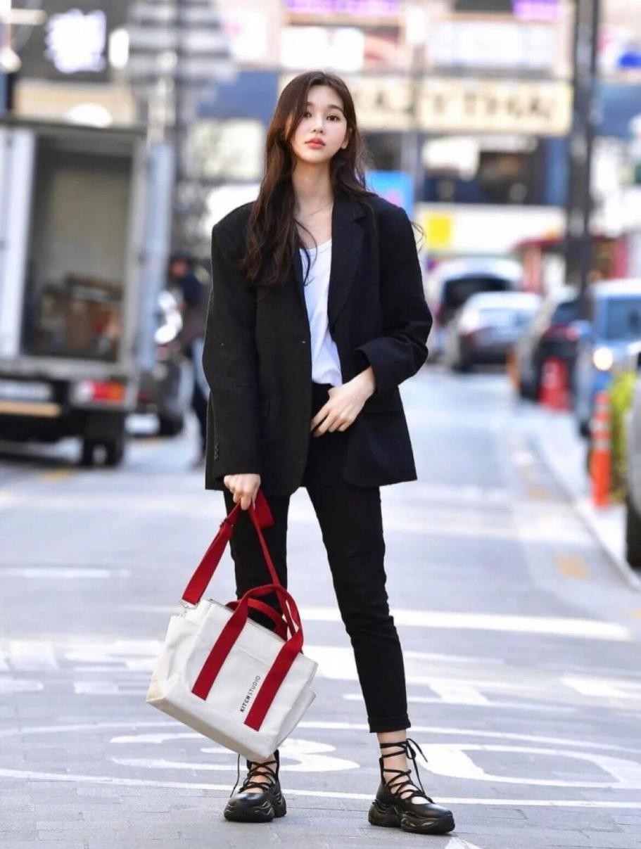 黑色 街拍镜头下的韩国女孩，没有美颜滤镜，用简约的黑色也能穿出时髦