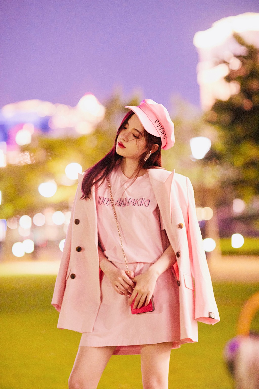 颜色 不愧是“四千年美女”,鞠婧祎黑T格纹裙出镜,小红帽衬显好肤色