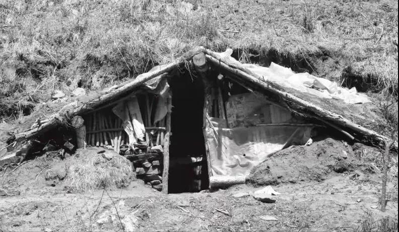 当时住的地方叫"马架子",还不叫"地窖子",用土胚垒起的房子,上面用