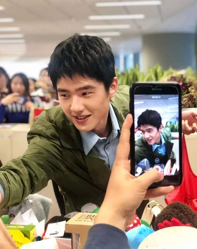 活动当红男星生图：杨洋抬头纹，易烊千玺戴假发，蔡徐坤肖战皮肤好