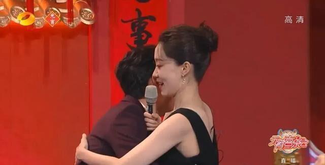 何炅太尴尬了!被张小斐当众"打脸",整个人都懵了_礼物_动态_社交