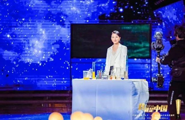 服装 47岁周迅穿搭朴素带男友见父母，脸比小13岁的男友还嫩