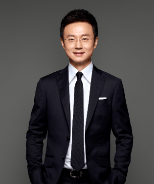 央视主持人刚强与妻子同框齐登长城笑开花深情对视场面甜蜜