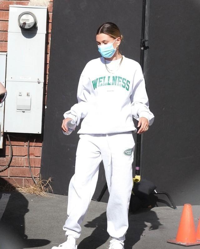 毛衣 海莉穿得比比伯还霸气,西装叠穿毛衣T恤,休闲简约还有气场