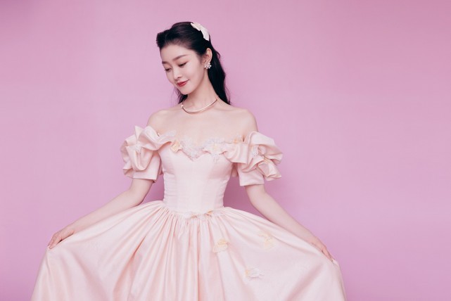 原创宋轶穿少女粉色小礼裙也太嫩了造型梦幻有一种意境美看着太仙了