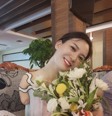 非诚勿扰无臂女孩:台上牵手成功,下台就被甩,如今逆袭成总裁_雷庆瑶