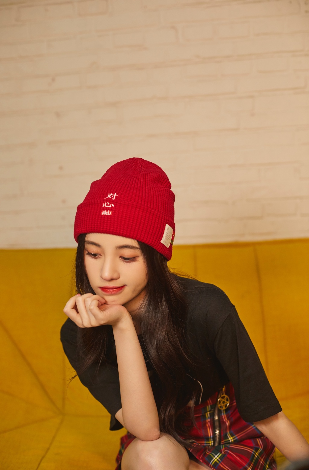 颜色 不愧是“四千年美女”,鞠婧祎黑T格纹裙出镜,小红帽衬显好肤色