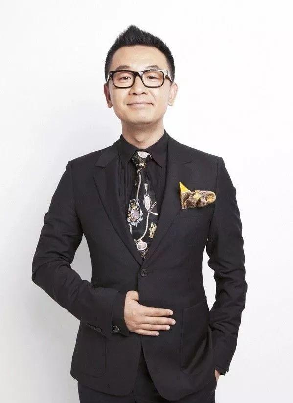 原创黄海波复出无望五年无戏可演生活拮据独自睡单人床神情落寞