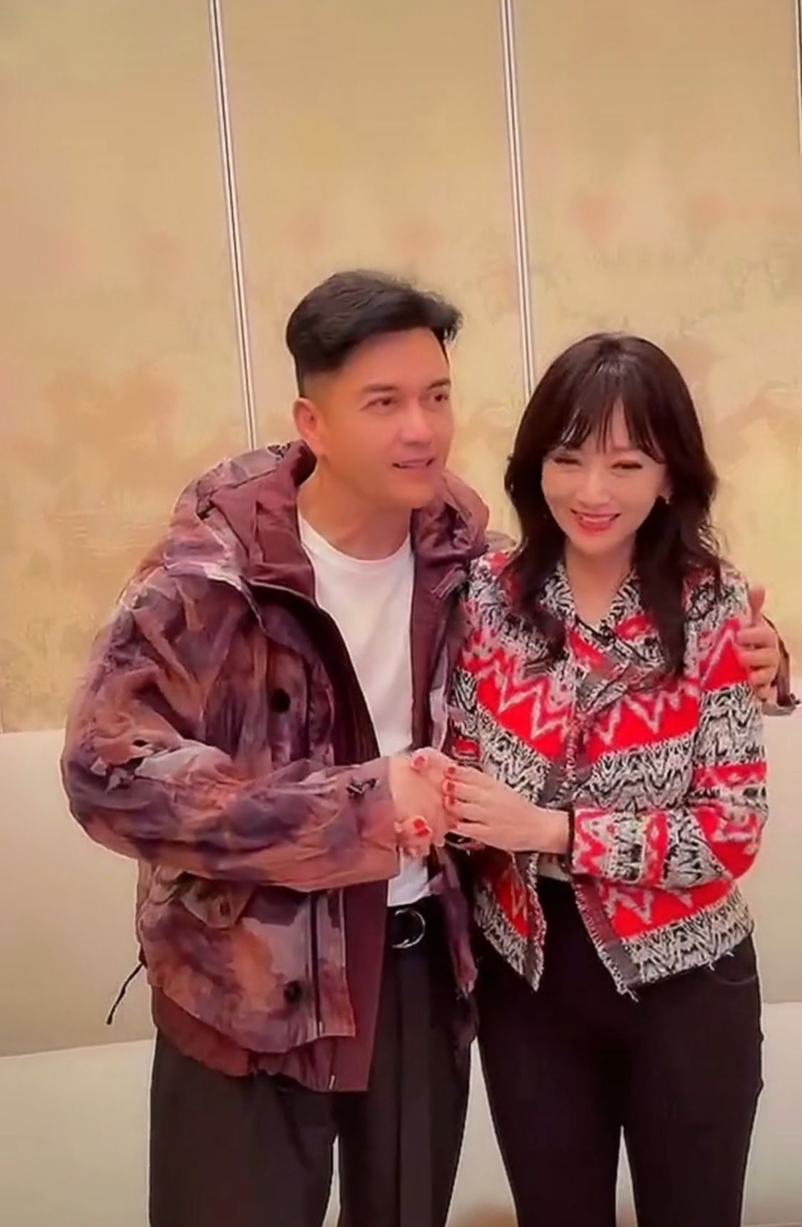 头发赵雅芝修掉皱纹伪装年轻，但皮肤干瘪没了胶原蛋白，老态很真实！