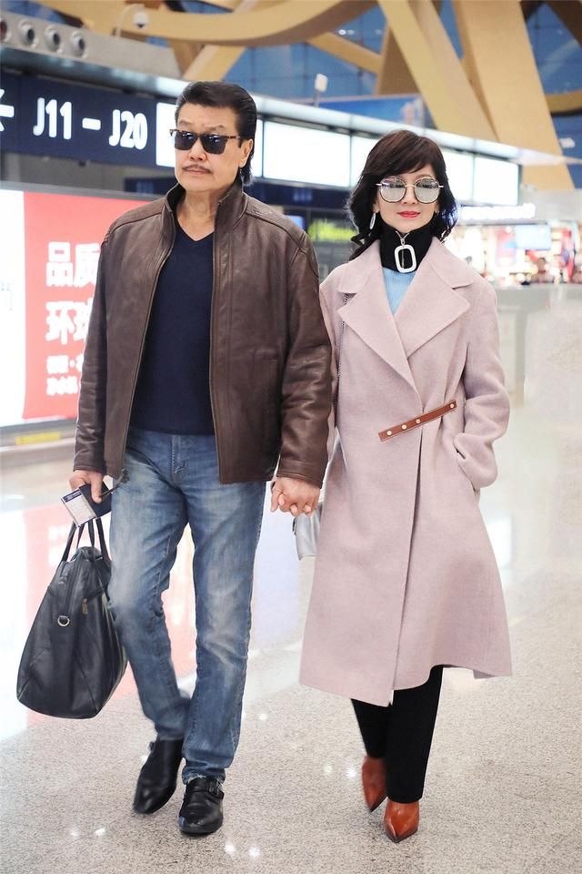 头发赵雅芝修掉皱纹伪装年轻，但皮肤干瘪没了胶原蛋白，老态很真实！