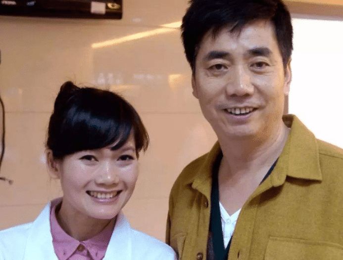 55岁国家一级演员,娶大6岁总裁为老婆,如今继子成国家骄傲_范明