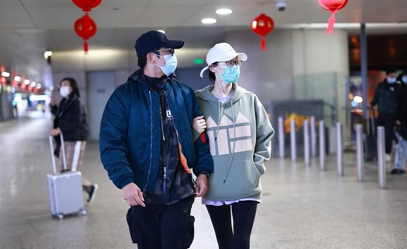 健美裤 苗苗一家三口首次走机场，瘦一圈腿是郑恺一半，女儿大鼻子超像妈
