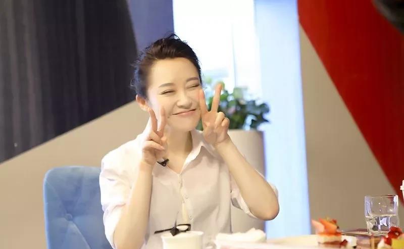 滑有 50岁的王菲活的像个青春期少女！许晴 刘嘉玲更是“浪”出天际