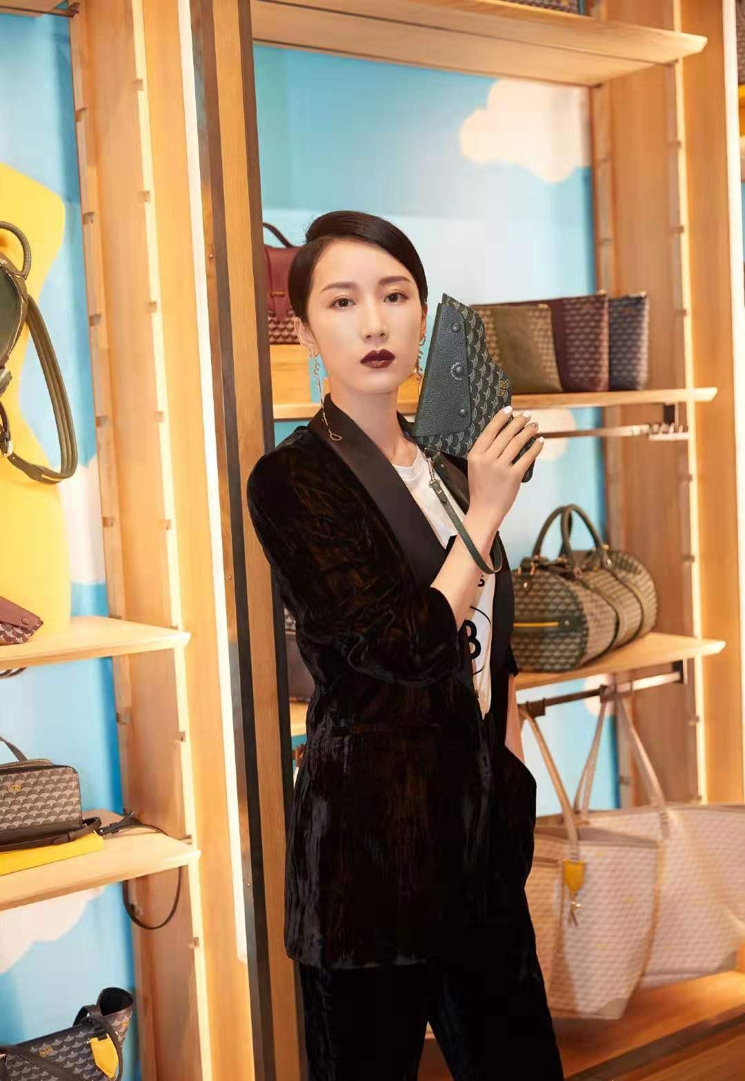 角色34岁李念“少女感十足”,粉嫩裙装演绎人面桃花，百变造型随意切换