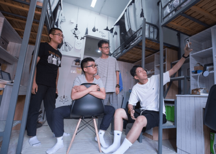 原创女大学生偶遇室友形同路人揭开同龄人的现状家长别不以为然