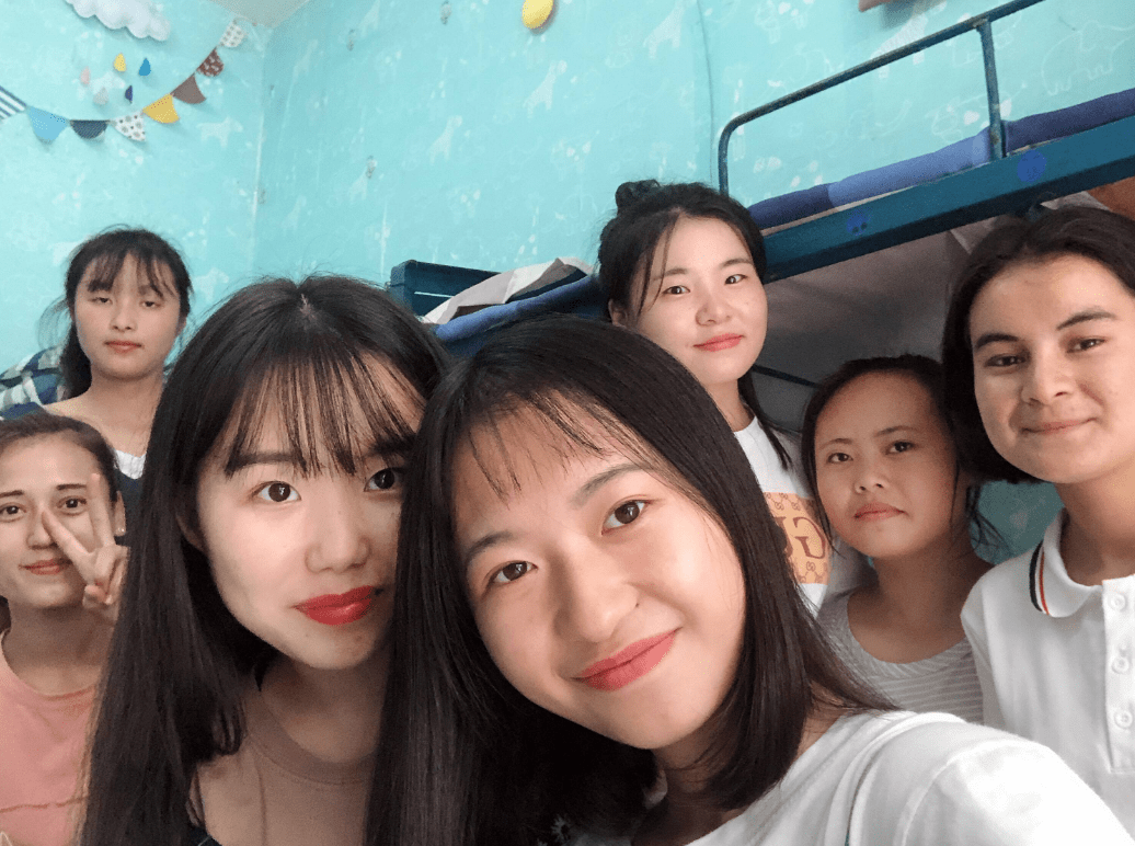 女大学生返校偶遇舍友却尴尬到不会说话揭开当代大学生隐痛