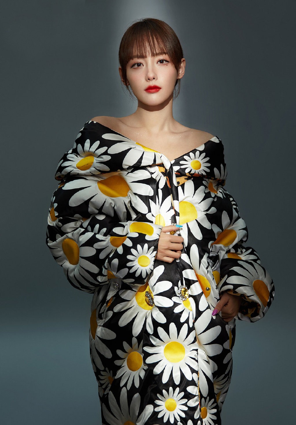 血色 张嘉倪哪像俩孩子的妈,穿修身裙后背只有几根带子,线条感太强了