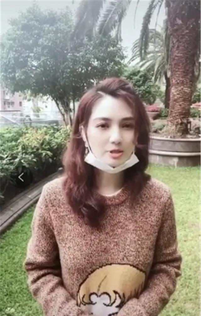 发型洪欣太会扮嫩了！48岁像18岁好美腻，活得越来越自信