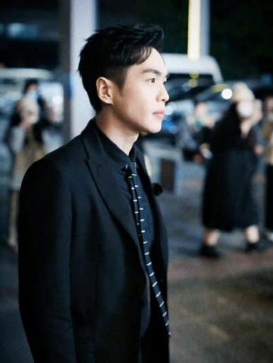 新综|严敏新综开录，黄子韬、张若昀西装革履走红毯，岳云鹏被“孤立”