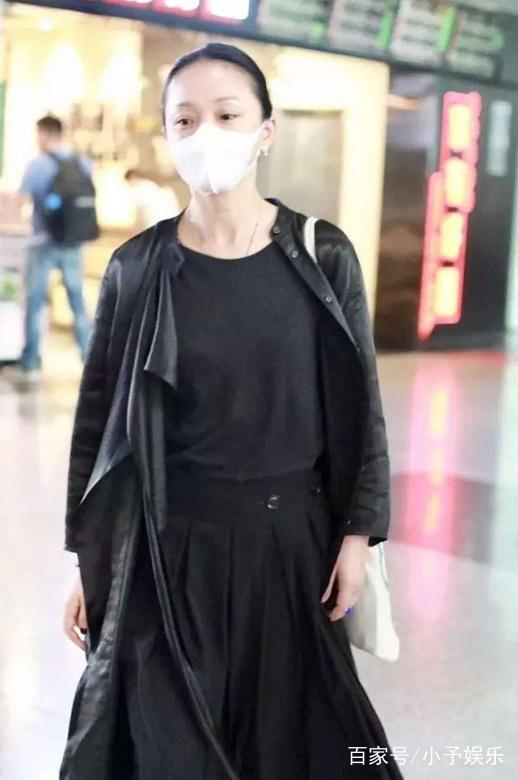 生活45岁周迅素颜近照终于崩了！少女感彻底消失，穿搭被嘲像小老太太