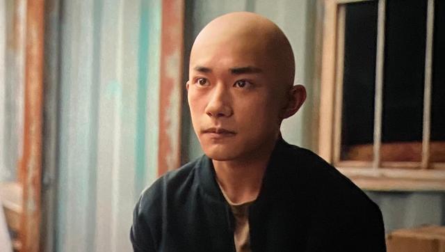 演技|易烊千玺剃光头牺牲大，为演《送你一朵小红花》被扇巴掌戏是真打