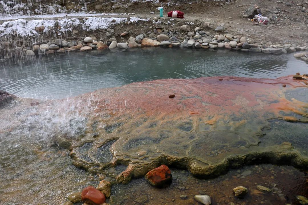 西藏公路边发现一处野温泉90多度热气腾腾免费不要钱