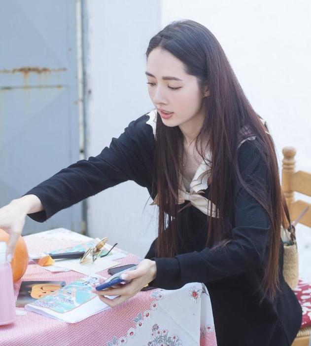 一身 向佐夫妇最新路透照！郭碧婷穿学院风元气满满，35岁嫩回25岁