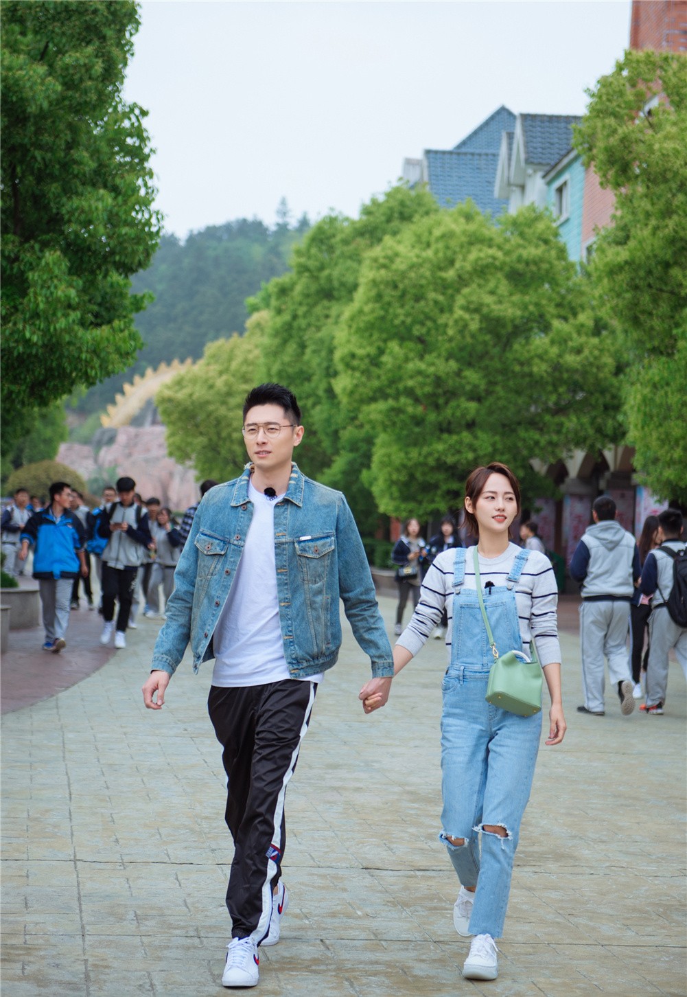 同框买超秀恩爱,张嘉倪露肩针织衫配黑色半裙,32岁美成小公主_显得_张