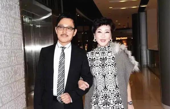 前夫 70岁狄波拉真不避嫌！与前夫见面轻吻告别感情好，穿粉衣不忘扮嫩