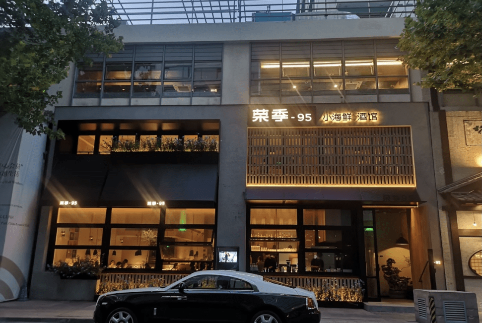 从县城小排档到米其林收割机新荣记的通关密码是什么