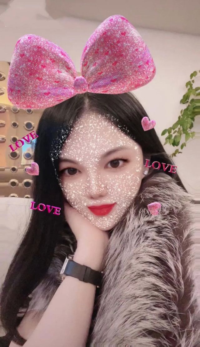 根底李湘离婚后颜值大回春！穿貂皮大衣尽显贵妇气场，戴百万手表炫富