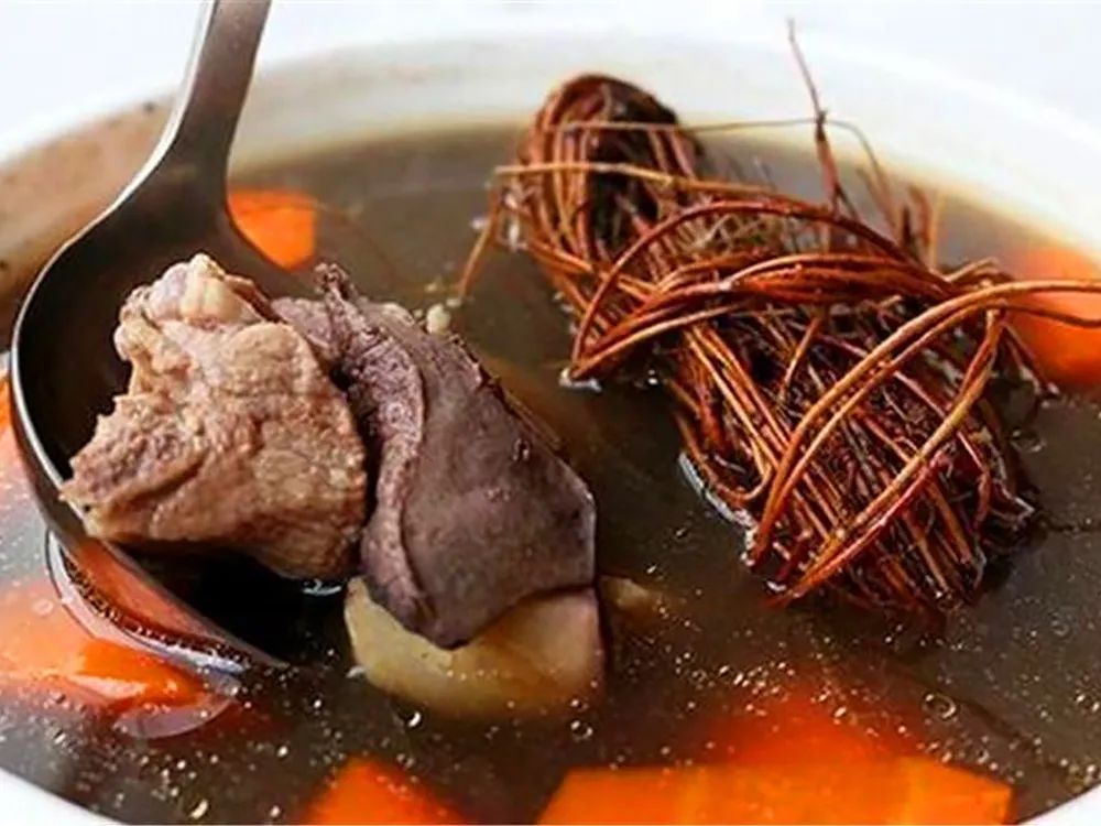 比如叶下珠猪肉汤,叶下珠排骨汤,叶下珠鸡汤,叶下珠猪肝汤等均是可以