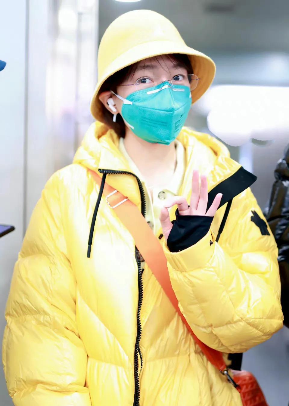 焦俊艳戴着渔夫帽,穿着黄色羽绒服,像行走的大黄鸭,看着好可爱_感觉