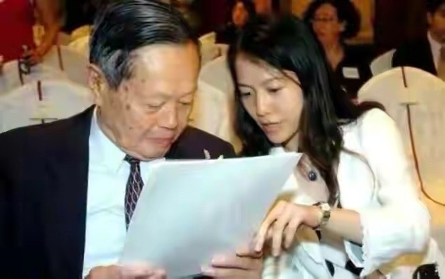 显得 看了45岁翁帆的中年穿搭，才发现原来气质比长相更重要