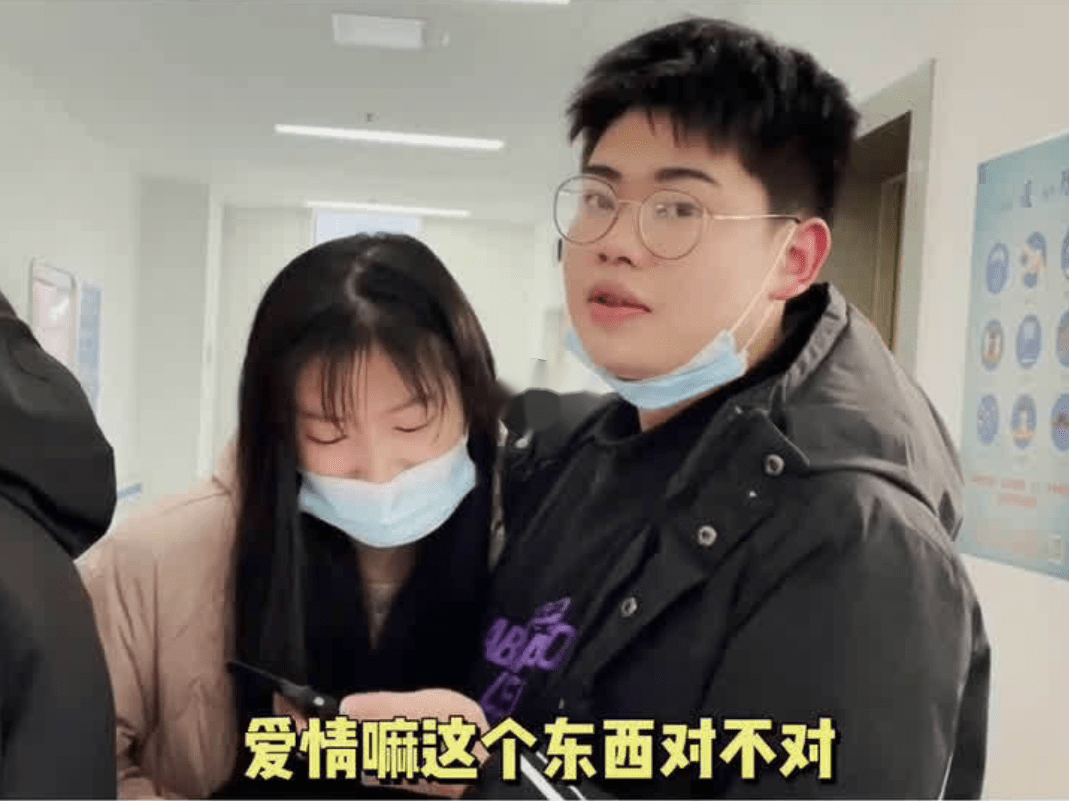 00後長大了22歲小夥帶女友領結婚證小夥一見鍾情等不及結婚