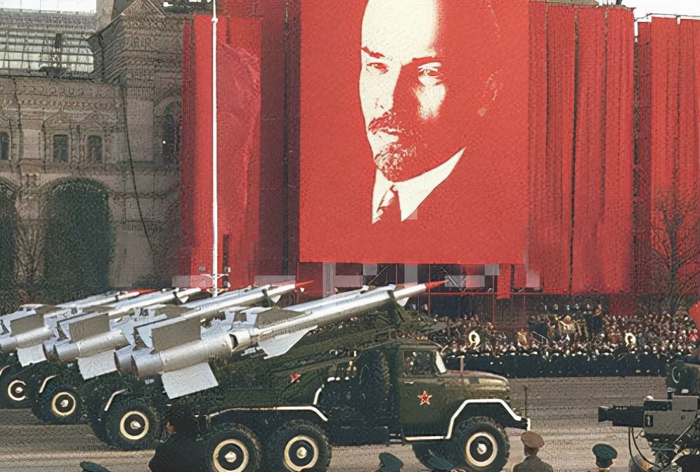 鼓动分家而治,直到沙俄在一战中被苏维埃取代,苏联强势地把白俄罗斯纳