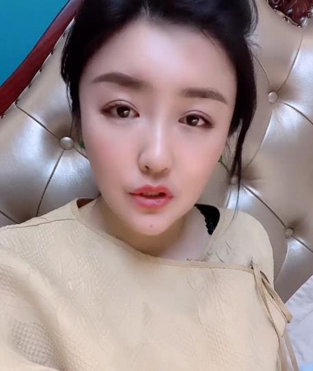 原创娇娇深夜否认卖惨阴阳怪气告球球状食指上的祖母绿翡翠闪瞎眼