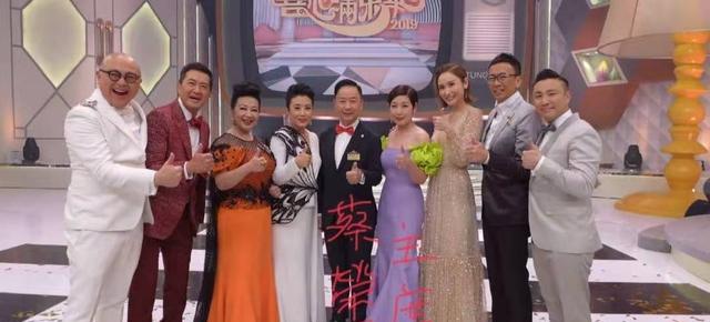 活动72岁汪明荃近照曝光，身材纤细精神好，一袭红衣气场全开