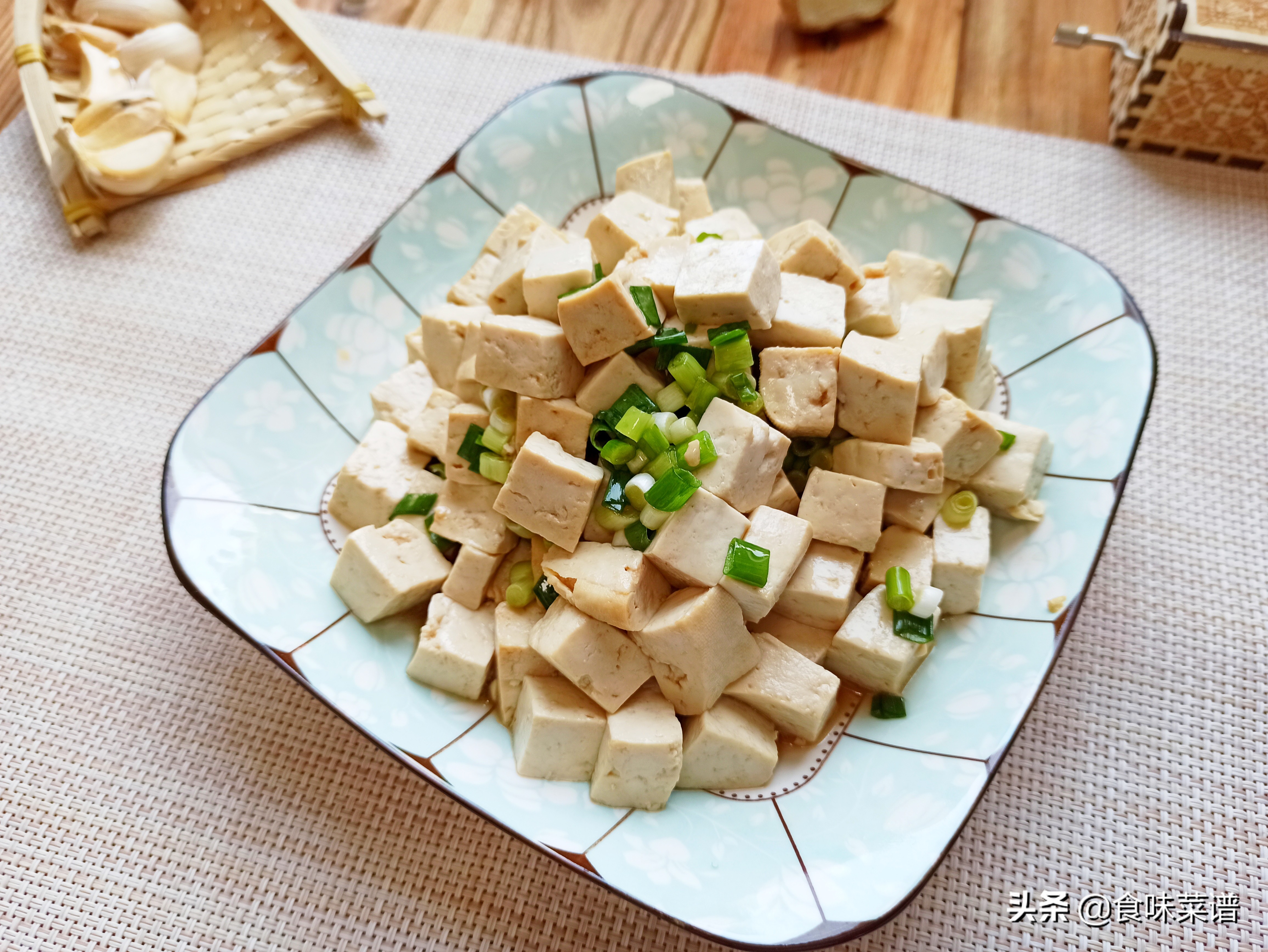 小葱拌豆腐一清二白,教你在家做这道简单易做,鲜嫩爽口的家常菜|豆腐|小葱|鲜嫩_新浪新闻