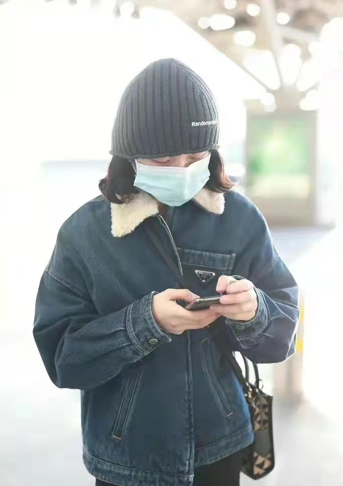 黑色 张子枫恋情曝光后首现机场,穿翻毛领牛仔外套配小黑裤,清冷少年感