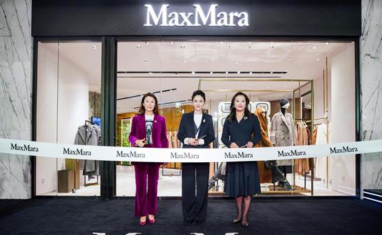 李晓宇 李小冉上班被拍!穿卫衣同事偷拍美得发光,椅子上抠脚趾不拘小节