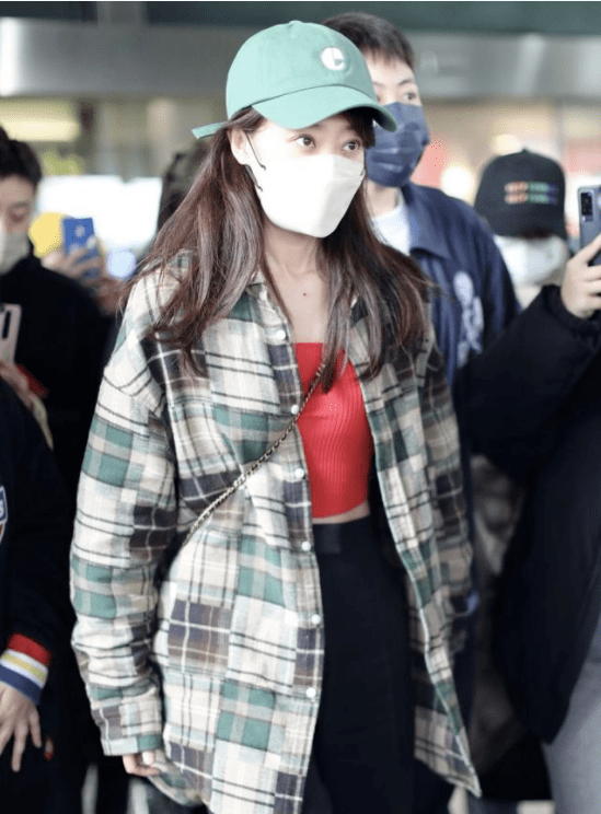 饱和度 张小斐这气质简直绝了！穿红配绿不仅不显俗气，反倒高级又时髦