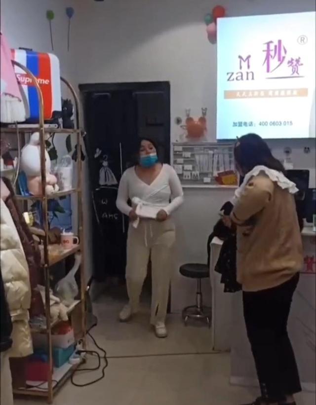 那件 一女子进服装店看衣服，老板娘尽对她说好听的话，她却信以为真