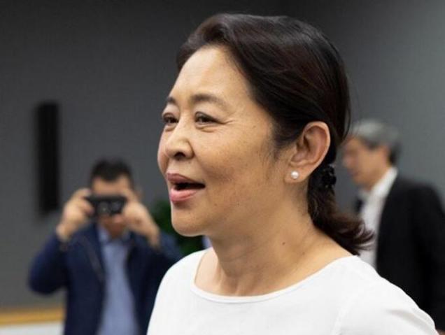 因为倪萍素颜上节目，眉毛秃了一半，脸宽皮松就是个普通老人！