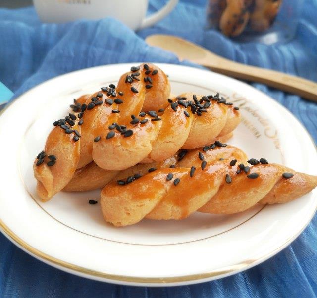 面团|黑芝麻小麻花，口味咸香，口感酥脆，好吃停不下来
