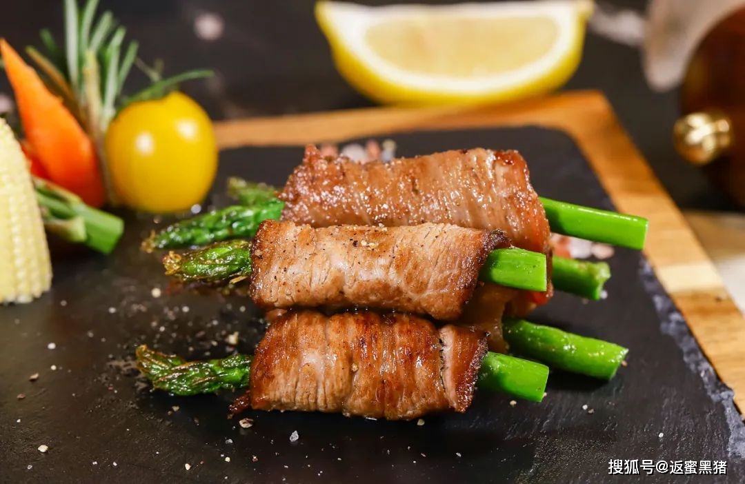 下巴|不愧是豬界的“優(yōu)秀代表”返蜜黑豬