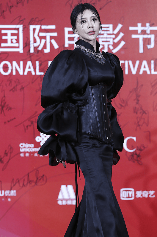 黑色 巩新亮为了上镜也是拼了，穿这么夸张的裙子出席活动，别说还挺美的