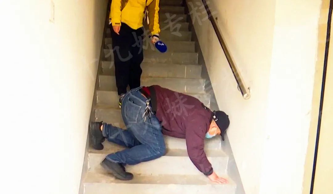 老人走楼梯摔倒,监控下挣扎一个小时身亡,物业:我有什么责任?