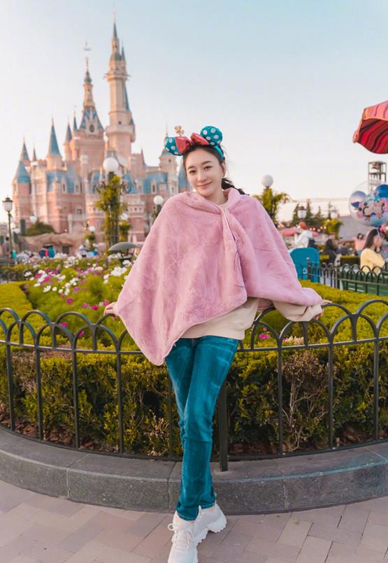 李晓宇 李小冉上班被拍!穿卫衣同事偷拍美得发光,椅子上抠脚趾不拘小节