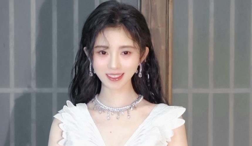 永久鞠婧祎终于想通了，洗掉半永久浓妆换上伪素颜，五官好真实
